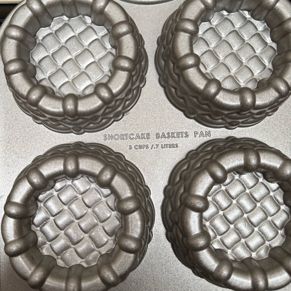 Williams Sonoma Nordic Ware non stick cast aluminum shortbread pan